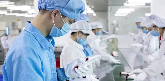 天玺国际员工在化妆品生产车间抽检产品